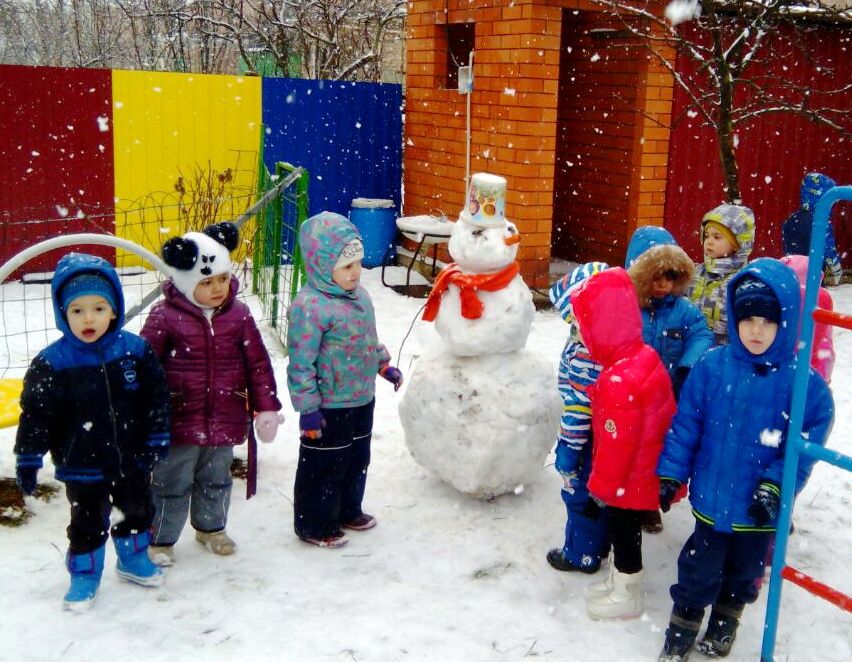 Школьники лепят снеговика